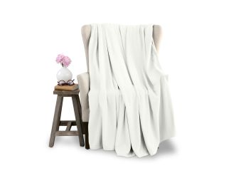 The Vellux Fleece Blanket is the perfect layer for your bed. Made from premium microfiber yarn, the lightweight yet warm Blanket offers extra softness and a refined look. We brushed the Blanket on both sides to create more air pockets that keep you warm a