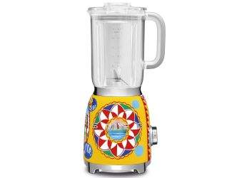 The '50 style table blender, is the perfect ally for a big variety of prepations
Four manual speed levels, for high performance even with small food quantities
Smoothie, Green Smoothie and Ice-Crush: three pre-set programs for the ideal final result
Auto-