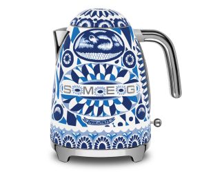 1.7L electric kettle, ideal for easily preparing any kind of hot drink. With the gentle opening of the lid and the 360° swivel base it makes any time of day convenient and comfortable.
1.7L capacity, enough for 7 cups, perfect for enjoying alone or with c