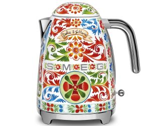 1.7L electric kettle, ideal for easily preparing any kind of hot drink. With the gentle opening of the lid and the 360° swivel base it makes any time of day convenient and comfortable.
1.7L capacity, enough for 7 cups, perfect for enjoying alone or with c