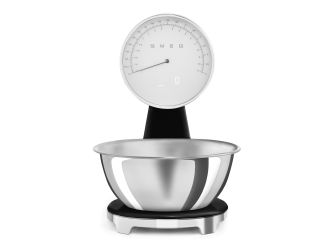 The Smeg dual-mode scale, analog and digital, is the first step in tackling any kitchen challenge. Compact and versatile, it combines the pleasure of design with a passion for cooking. 
Removable stainless steel bowl, maximum capacity 5 kg. 
Easy conversi