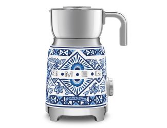 Induction system for even heating and optimal milk assembly at all times.
Multifunction knob allows selection of up to 6 preset programmes and a manual function.
Dishwasher-safe stainless steel carafe, Ideal for preparing hot and cold drinks.
The Smeg mil