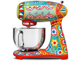 Ten speed levels to best adapt the different dough consistencies, to always ensure excellent results
Smooth Start system, for a perfect blending efficiency of ingredients and less spots
Powerful motor and planetary rotational motion to guarantee a perfect