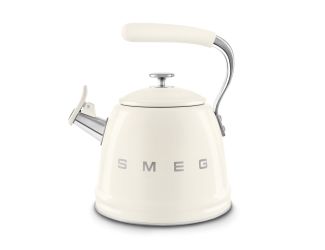 SMEG Retro 2.4Qt SMEG Whistling Stovetop Kettle - a timeless centerpiece that effortlessly combines vintage-inspired retro design with intelligent features, all wrapped in a stunning SMEG signature hues. Elevate your tea or coffee brewing experience with 