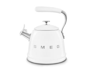 SMEG Retro 2.4Qt SMEG Whistling Stovetop Kettle - a timeless centerpiece that effortlessly combines vintage-inspired retro design with intelligent features, all wrapped in a stunning SMEG signature hues. Elevate your tea or coffee brewing experience with 