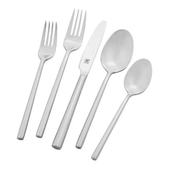 Perfectly shaped oval handles represent distinction in the Aberdeen pattern. This set provides a feeling of substance and quality in the hand and on the table. With a highly polished mirror finish, this sleek design is a perfect complement to any table se