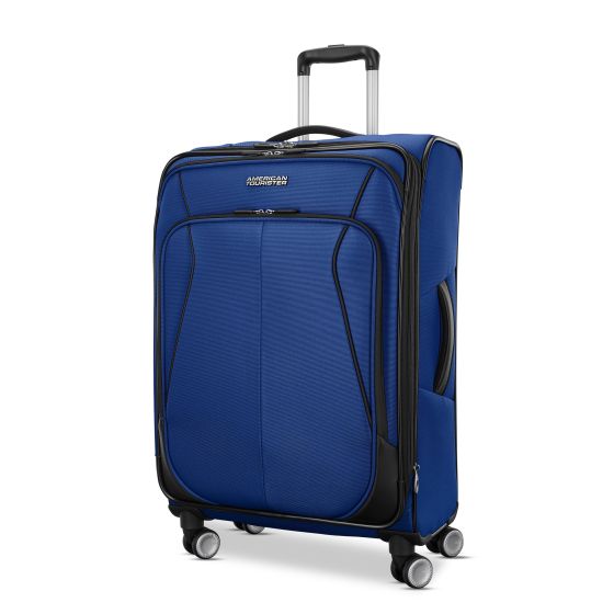 Softside just got a style moment. 4 Kix 3.0 shows off an updated look, bold piping, and details that catch the light as you roll. Expansion on every size keeps packing easy, while upgraded bumpers and corner protectors are there for every bump, curb, and 