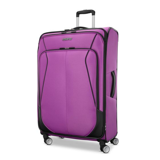 Softside just got a style moment. 4 Kix 3.0 shows off an updated look, bold piping, and details that catch the light as you roll. Expansion on every size keeps packing easy, while upgraded bumpers and corner protectors are there for every bump, curb, and 