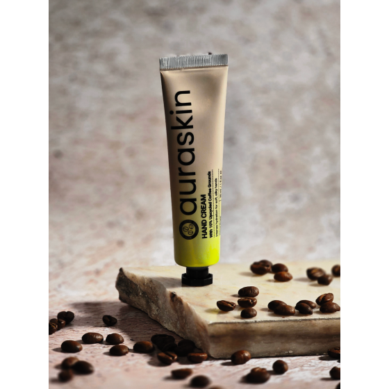 Refresh your hands with the Citrus moisturizing hand cream (30ml), with upcycled espresso extracts, which provides deep hydration and nourishment. Dermatologically tested, our rich formula leaves your hands soft and lightly scented with citrus notes, whil