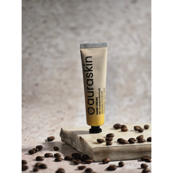Refresh your hands with the lemon moisturizing hand cream (30ml), with upcycled espresso extracts, which provides deep hydration and nourishment. Dermatologically tested, our rich formula leaves your hands soft and lightly scented with notes of lemon, whi