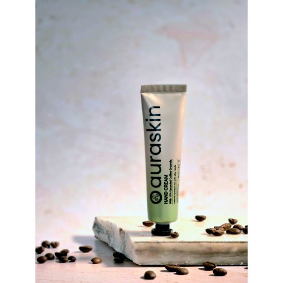 Rejuvenate your hands with the ecological green apple moisturizing hand cream (30ml), with upcycled espresso extracts, which offers deep hydration and nourishment. Dermatologically tested, the rich formula leaves our hands soft and lightly scented with re