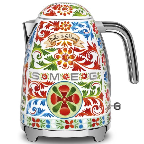 1.7L electric kettle, ideal for easily preparing any kind of hot drink. With the gentle opening of the lid and the 360° swivel base it makes any time of day convenient and comfortable.
1.7L capacity, enough for 7 cups, perfect for enjoying alone or with c