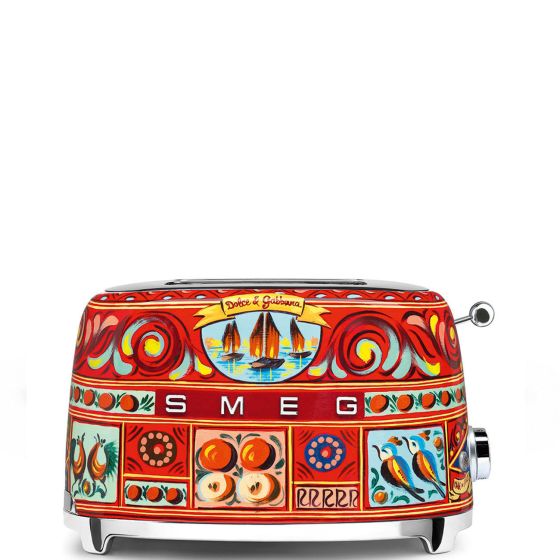 Two slots toaster with total capacity of 2 slices. It is perfect for any space, thanks to its compact dimensions. The different toasting levels and functions make it versatile and adapt to diverse types of bread and preferences.
6 different toasting level